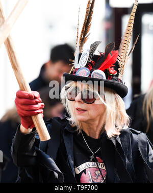 Brighton Regno Unito 18 maggio 2019 - Polvere nera Morris ballerini di Lewes eseguendo nelle strade di Brighton oggi come parte dell'annuale Giornata di Brighton di danza organizzato da Brighton Morris uomini laddove essi invitano Morris gruppi provenienti da tutta ad unirsi a loro in festa . Credito : Simon Dack / Alamy Live News Foto Stock