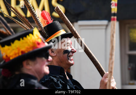 Brighton Regno Unito 18 maggio 2019 - Polvere nera Morris ballerini di Lewes eseguendo nelle strade di Brighton oggi come parte dell'annuale Giornata di Brighton di danza organizzato da Brighton Morris uomini laddove essi invitano Morris gruppi provenienti da tutta ad unirsi a loro in festa . Credito : Simon Dack / Alamy Live News Foto Stock