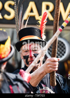 Brighton Regno Unito 18 maggio 2019 - Polvere nera Morris ballerini di Lewes eseguendo nelle strade di Brighton oggi come parte dell'annuale Giornata di Brighton di danza organizzato da Brighton Morris uomini laddove essi invitano Morris gruppi provenienti da tutta ad unirsi a loro in festa . Credito : Simon Dack / Alamy Live News Foto Stock