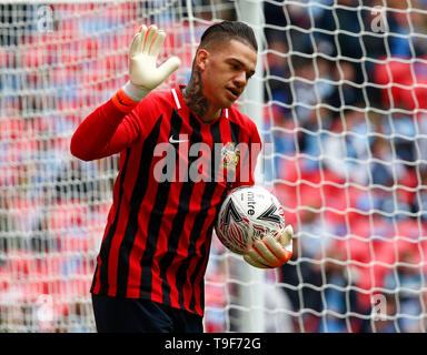 LONDON, Regno UINTED. 18 Maggio, 2019 Manchester City's Ederson durante la Emirates finale di FA Cup match tra Manchester City e Watford allo stadio di Wembley, Londra il 18 maggio 2019 Azione di Credito Foto Sport FA Premier League e Football League immagini sono soggette a licenza DataCo solo uso editoriale nessun uso non autorizzato di audio, video, dati, calendari (al di fuori dell'UE), club/campionato loghi o 'live' servizi. Online in corrispondenza uso limitato a 45 immagini (+15 in tempo extra). Non utilizzare per emulare le immagini in movimento. Nessun uso in scommesse, giochi o un singolo giocatore/club/league pubblicazioni/servizi. Credito: Acti Foto Stock