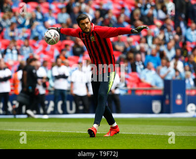 LONDON, Regno UINTED. 18 Maggio, 2019 Manchester City's Arijanet Muric durante il pre-match warm-up durante la Emirates finale di FA Cup match tra Manchester City e Watford allo stadio di Wembley, Londra il 18 maggio 2019 Azione di Credito Foto Sport FA Premier League e Football League immagini sono soggette a licenza DataCo solo uso editoriale nessun uso non autorizzato di audio, video, dati, calendari (al di fuori dell'UE), club/campionato loghi o 'live' servizi. Online in corrispondenza uso limitato a 45 immagini (+15 in tempo extra). Non utilizzare per emulare le immagini in movimento. Nessun uso in scommesse, giochi o singoli club/campionato/playe Foto Stock