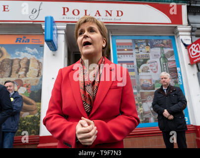 Edimburgo, Scozia, Regno Unito. 18 maggio 2019. Del primo ministro di Scozia Nicola campagne di storione al fianco di piombo SNP candidato europeo Alyn Smith sul Leith Walk di Edimburgo. Lo Storione visitato anche un polacco Fruttivendolo vicino. Credito: Iain Masterton/Alamy Live News Foto Stock