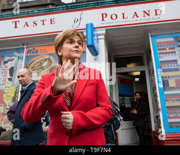 Edimburgo, Scozia, Regno Unito. 18 maggio 2019. Del primo ministro di Scozia Nicola campagne di storione al fianco di piombo SNP candidato europeo Alyn Smith sul Leith Walk di Edimburgo. Lo Storione visitato anche un polacco Fruttivendolo vicino. Credito: Iain Masterton/Alamy Live News Foto Stock