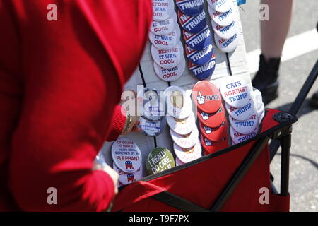 Philadelphia, PA, Stati Uniti d'America - 18 Maggio 2019: una donna in rosso seleziona una campagna di resistenza button davanti a Joe Biden ufficiale di Kick-off rally della campagna per il 2020 Stati Uniti elezioni presidenziali in Philadelphia, Pennsylvania. Foto Stock