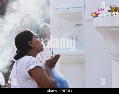 Colombo, Sri Lanka. 18 Maggio, 2019. Sri Lanka devoti buddisti sono visibili in Kelaniya Temple a Kelaniya nella periferia di Colombo, Sri Lanka, 18 maggio 2019. Credito: Gayan Sameera/Xinhua/Alamy Live News Foto Stock