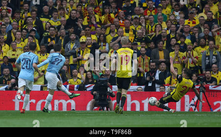 Londra, Regno Unito. 18 maggio 2019 Manchester City David Silva (2 L) punteggi l'apertura obiettivo durante la Emirates finale di FA Cup tra il Manchester City e il Watford al Wembley Stadium di Londra. 18 maggio 2019. Solo uso editoriale. Nessun uso non autorizzato di audio, video, dati, calendari, club/campionato loghi o 'live' servizi. Online in corrispondenza uso limitato a 120 immagini, nessun video emulazione. Nessun uso in scommesse, giochi o un singolo giocatore/club/league pubblicazioni. Credito: James Boardman / Alamy Live News Foto Stock