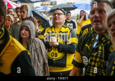 Dortmund, Germania. 18 Maggio, 2019. In Alter Markt nel centro della città, i ventilatori sono a guardare la loro del team partita finale nel 2018/19 Bundesliga nella stagione Gladbach. La partita si è conclusa con 0:2. Dortmund divenne runner-up. Credito: Stephan Schütze/dpa/Alamy Live News Foto Stock