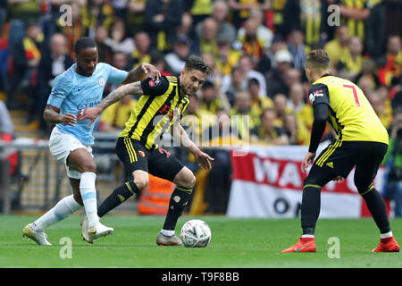 Londra, Inghilterra xviii possono Manchester City avanti Raheem Sterling battaglie con Watford defender Kiko Femenia durante la finale di FA Cup tra il Manchester City e il Watford allo Stadio di Wembley, London Il Sabato 18 Maggio 2019. (Credit: Jon Bromley | MI News) Credito: MI News & Sport /Alamy Live News Credito: MI News & Sport /Alamy Live News Foto Stock