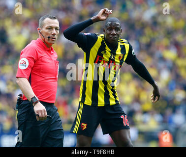 LONDON, Regno UINTED. 18 Maggio, 2019 Watford's Abdoulaye Doucoure non felice con arbitro durante la finale di FA Cup match tra Manchester City e Watford allo stadio di Wembley, Londra il 18 maggio 2019 Azione di Credito Foto Sport FA Premier League e Football League immagini sono soggette a licenza DataCo solo uso editoriale nessun uso non autorizzato di audio, video, dati, calendari (al di fuori dell'UE), club/campionato loghi o 'live' servizi. Online in corrispondenza uso limitato a 45 immagini (+15 in tempo extra). Non utilizzare per emulare le immagini in movimento. Nessun uso in scommesse, giochi o un singolo giocatore/club/league pubblicazioni/servizi. Foto Stock