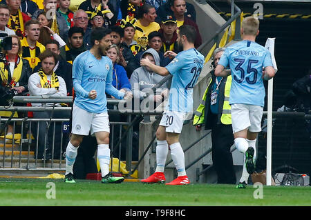 LONDON, Regno UINTED. 18 Maggio, 2019 Manchester City David Silva celebra il suo punteggio i lati primo obiettivo durante la finale di FA Cup match tra Manchester City e Watford allo stadio di Wembley, Londra il 18 maggio 2019 Azione di Credito Foto Sport FA Premier League e Football League immagini sono soggette a licenza DataCo solo uso editoriale nessun uso non autorizzato di audio, video, dati, calendari (al di fuori dell'UE), club/campionato loghi o 'live' servizi. Online in corrispondenza uso limitato a 45 immagini (+15 in tempo extra). Non utilizzare per emulare le immagini in movimento. Nessun uso in scommesse, giochi o un singolo giocatore/club/league pub Foto Stock