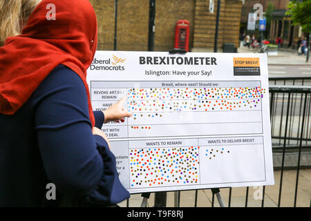 Islington. A nord di Londra, UK, 18 maggio 2019 - una donna prende parte dei democratici e liberali Brexitometer scegliendo la loro opzione preferita durante i liberali democratici campagna a Islington, Londra nord per il prossimo Parlamento europeo elezione. Credito: Dinendra Haria/Alamy Live News Foto Stock