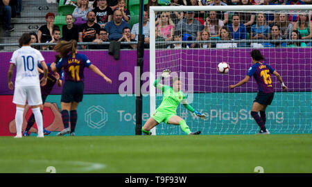 Groupama Arena, Budapest, Ungheria. 18 Maggio, 2019. La UEFA Womens Champions League, Lione rispetto a Barcellona; Portiere Sandra Panos di Barcellona rende il salvataggio come Dzsenifer Marozsan di Lione germogli su obiettivo Credito: Azione Sport Plus/Alamy Live News Foto Stock