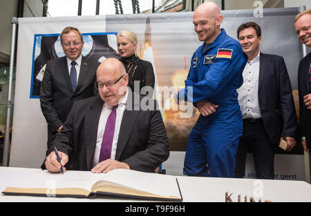 18 maggio 2019, Baden-Wuerttemberg, Künzelsau: Peter Altmaier (CDU), Ministro federale dell'economia e dell'energia, segni della città Libro d'oro nel municipio. Dietro di lui sono Johann-Dietrich Wörner (l-r), Direttore Generale dell'Agenzia spaziale europea ESA, Pascale Ehrenfreund, presidente del consiglio di amministrazione del Centro aerospaziale tedesco, astronauta Alexander Gerst, politico Christian von Stetten (CDU) e Matthias Antille (CDU), Amministratore del distretto di Hohenlohe distretto. Foto: Christoph Schmidt/dpa Credito: dpa picture alliance/Alamy Live News Foto Stock