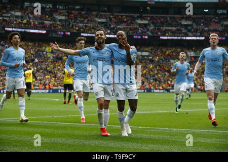 LONDON, Regno UINTED. 18 Maggio, 2019 Manchester City's Raheem Sterling celebra il suo punteggio i lati quinto al traguardo con il Manchester City David Silva durante la finale di FA Cup match tra Manchester City e Watford allo stadio di Wembley, Londra il 18 maggio 2019 Azione di Credito Foto Sport FA Premier League e Football League immagini sono soggette a licenza DataCo solo uso editoriale nessun uso non autorizzato di audio, video, dati, calendari (al di fuori dell'UE), club/campionato loghi o 'live' servizi. Online in corrispondenza uso limitato a 45 immagini (+15 in tempo extra). Non utilizzare per emulare le immagini in movimento. Nessun uso in scommesse, Foto Stock