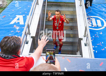 RAFINHA (FCB 13) lascia l'Allianz Arena dopo la celebrazione FC Bayern Monaco - EINTRACHT FRANKFURT - DFL REGOLAMENTI VIETANO QUALSIASI USO DI FOTOGRAFIE come sequenze di immagini e/o quasi-VIDEO - 1.della Lega calcio tedesca , Monaco di Baviera, Maggio 18, 2019 stagione 2018/2019, giornata 34, FCB, © Peter Schatz / Alamy Live News Foto Stock