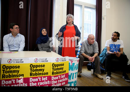 Manchester, Regno Unito, 18 maggio, 2019. Partito laburista MEP Julie Ward parlando allo Stand fino al rally Racisms contrapposta ex leader della difesa inglese League, Tommy Robinson che si è candidato alle elezioni presidenziali in occasione delle elezioni europee. Gli edifici centrali, Manchester. Credito: Barbara Cook/Alamy Live News Credito: Barbara Cook/Alamy Live News Foto Stock