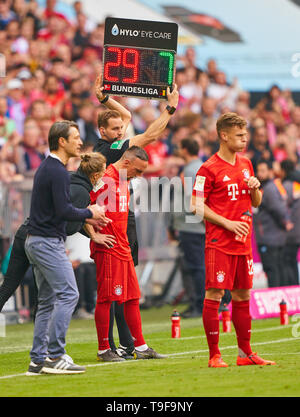 Franck Ribery, FCB 7 modifica, sostituzione, Kingsley COMAN, FCB 29 headcoach Niko Kovac (FCB), team manager, pullman, FC Bayern Monaco - EINTRACHT FRANKFURT - DFL REGOLAMENTI VIETANO QUALSIASI USO DI FOTOGRAFIE come sequenze di immagini e/o quasi-VIDEO - 1.della Lega calcio tedesca , Monaco di Baviera, Maggio 18, 2019 stagione 2018/2019, giornata 34, FCB, © Peter Schatz / Alamy Live News Foto Stock