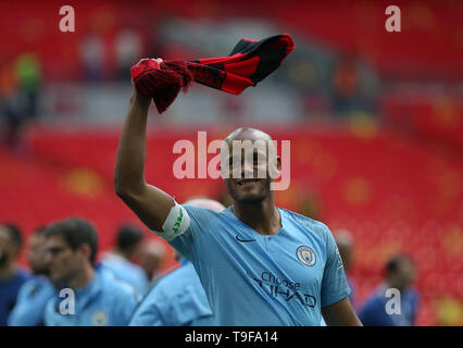 Londra, Regno Unito. 18 maggio 2019 Manchester City's Vincent Kompany celebra la vittoria durante la Emirates finale di FA Cup tra il Manchester City e il Watford al Wembley Stadium di Londra. 18 maggio 2019. Solo uso editoriale. Nessun uso non autorizzato di audio, video, dati, calendari, club/campionato loghi o 'live' servizi. Online in corrispondenza uso limitato a 120 immagini, nessun video emulazione. Nessun uso in scommesse, giochi o un singolo giocatore/club/league pubblicazioni. Credito: James Boardman / Alamy Live News Foto Stock