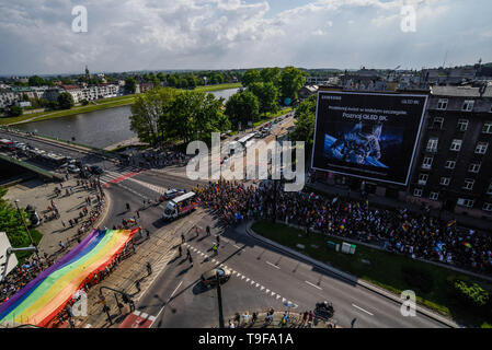 Cracovia in Polonia. 18 Maggio, 2019. Una vista generale del xv uguaglianza Parade rally a sostegno della comunità LGBT. Durante il pro LGBT parade route, diverse manifestazioni di protesta contro i diritti LGBT e promuovere pro i valori della famiglia sono stati organizzati dal polacco estrema destra conservatrice e associazioni. Credito: Omar Marques/SOPA Immagini/ZUMA filo/Alamy Live News Foto Stock