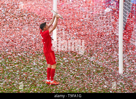 Vincitori cerimonia con trophy: Robert LEWANDOWSKI, FCB 9 FC Bayern Monaco - EINTRACHT FRANKFURT 5-1 - DFL REGOLAMENTI VIETANO QUALSIASI USO DI FOTOGRAFIE come sequenze di immagini e/o quasi-VIDEO - 1.della Lega calcio tedesca , Monaco di Baviera, Maggio 18, 2019 stagione 2018/2019, giornata 34, FCB, © Peter Schatz / Alamy Live News Foto Stock