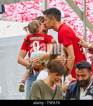 Vincitori cerimonia con trophy: Robert LEWANDOWSKI, FCB 9 bacio per Anna, sua moglie e sua figlia Klara, FC Bayern Monaco - EINTRACHT FRANKFURT 5-1 - DFL REGOLAMENTI VIETANO QUALSIASI USO DI FOTOGRAFIE come sequenze di immagini e/o quasi-VIDEO - 1.della Lega calcio tedesca , Monaco di Baviera, Maggio 18, 2019 stagione 2018/2019, giornata 34, FCB, © Peter Schatz / Alamy Live News Foto Stock