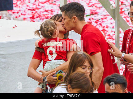 Vincitori cerimonia con trophy: Robert LEWANDOWSKI, FCB 9 bacio per Anna, sua moglie e sua figlia Klara, FC Bayern Monaco - EINTRACHT FRANKFURT 5-1 - DFL REGOLAMENTI VIETANO QUALSIASI USO DI FOTOGRAFIE come sequenze di immagini e/o quasi-VIDEO - 1.della Lega calcio tedesca , Monaco di Baviera, Maggio 18, 2019 stagione 2018/2019, giornata 34, FCB, © Peter Schatz / Alamy Live News Foto Stock