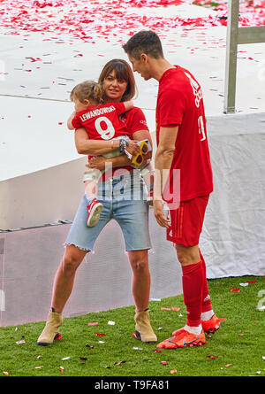 Vincitori cerimonia con trophy: Robert LEWANDOWSKI, FCB 9 e Anna, sua moglie e sua figlia Klara, FC Bayern Monaco - EINTRACHT FRANKFURT 5-1 - DFL REGOLAMENTI VIETANO QUALSIASI USO DI FOTOGRAFIE come sequenze di immagini e/o quasi-VIDEO - 1.della Lega calcio tedesca , Monaco di Baviera, Maggio 18, 2019 stagione 2018/2019, giornata 34, FCB, © Peter Schatz / Alamy Live News Foto Stock