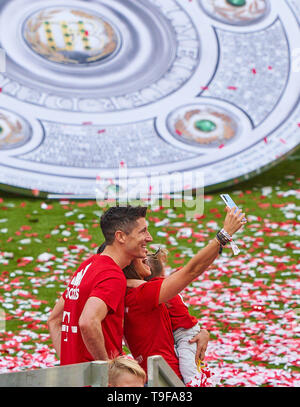 Vincitori cerimonia con trophy: Anna, moglie di Robert LEWANDOWSKI, FCB 9 con la figlia Klara, FC Bayern Monaco - EINTRACHT FRANKFURT 5-1 - DFL REGOLAMENTI VIETANO QUALSIASI USO DI FOTOGRAFIE come sequenze di immagini e/o quasi-VIDEO - 1.della Lega calcio tedesca , Monaco di Baviera, Maggio 18, 2019 stagione 2018/2019, giornata 34, FCB, © Peter Schatz / Alamy Live News Foto Stock