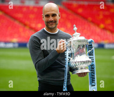 LONDON, Regno UINTED. 18 Maggio, 2019 Manchester City manager Pep Guardiola con trofeo durante la finale di FA Cup match tra Manchester City e Watford allo stadio di Wembley, Londra il 18 maggio 2019 Azione di Credito Foto Sport FA Premier League e Football League immagini sono soggette a licenza DataCo solo uso editoriale nessun uso non autorizzato di audio, video, dati, calendari (al di fuori dell'UE), club/campionato loghi o 'live' servizi. Online in corrispondenza uso limitato a 45 immagini (+15 in tempo extra). Non utilizzare per emulare le immagini in movimento. Nessun uso in scommesse, giochi o un singolo giocatore/club/league pubblicazioni/servizi. C Foto Stock
