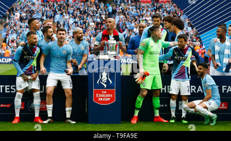 LONDON, Regno UINTED. 18 Maggio, 2019 Manchester City's Vincent Kompany con trofeo durante la finale di FA Cup match tra Manchester City e Watford allo stadio di Wembley, Londra il 18 maggio 2019 Azione di Credito Foto Sport FA Premier League e Football League immagini sono soggette a licenza DataCo solo uso editoriale nessun uso non autorizzato di audio, video, dati, calendari (al di fuori dell'UE), club/campionato loghi o 'live' servizi. Online in corrispondenza uso limitato a 45 immagini (+15 in tempo extra). Non utilizzare per emulare le immagini in movimento. Nessun uso in scommesse, giochi o un singolo giocatore/club/league pubblicazioni/servizi. Credi Foto Stock