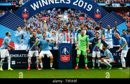 LONDON, Regno UINTED. 18 Maggio, 2019 Manchester City i giocatori con trofeo durante la finale di FA Cup match tra Manchester City e Watford allo stadio di Wembley, Londra il 18 maggio 2019 Azione di Credito Foto Sport FA Premier League e Football League immagini sono soggette a licenza DataCo solo uso editoriale nessun uso non autorizzato di audio, video, dati, calendari (al di fuori dell'UE), club/campionato loghi o 'live' servizi. Online in corrispondenza uso limitato a 45 immagini (+15 in tempo extra). Non utilizzare per emulare le immagini in movimento. Nessun uso in scommesse, giochi o un singolo giocatore/club/league pubblicazioni/servizi. Credit: Azione Foto Stock