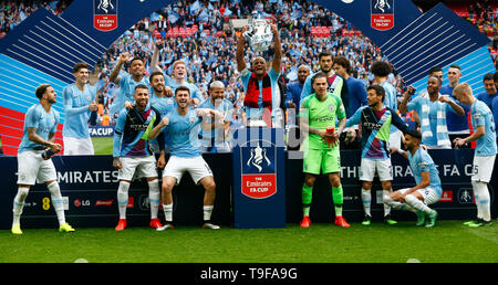 LONDON, Regno UINTED. 18 Maggio, 2019 Manchester City i giocatori con trofeo durante la finale di FA Cup match tra Manchester City e Watford allo stadio di Wembley, Londra il 18 maggio 2019 Azione di Credito Foto Sport FA Premier League e Football League immagini sono soggette a licenza DataCo solo uso editoriale nessun uso non autorizzato di audio, video, dati, calendari (al di fuori dell'UE), club/campionato loghi o 'live' servizi. Online in corrispondenza uso limitato a 45 immagini (+15 in tempo extra). Non utilizzare per emulare le immagini in movimento. Nessun uso in scommesse, giochi o un singolo giocatore/club/league pubblicazioni/servizi. Credit: Azione Foto Stock