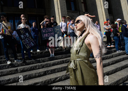 Cracovia in Polonia. 18 Maggio, 2019. Un transgender visto che frequentano il quindicesimo uguaglianza Parade rally a sostegno della comunità LGBT. Durante il pro LGBT parade route, diverse manifestazioni di protesta contro i diritti LGBT e promuovere pro i valori della famiglia sono stati organizzati dal polacco estrema destra conservatrice e associazioni. Credito: Omar Marques/SOPA Immagini/ZUMA filo/Alamy Live News Foto Stock