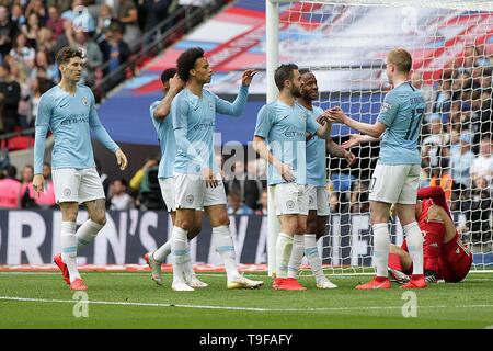 Londra, Regno Unito. 18 Maggio, 2019. Manchester, Inghilterra. Il 18 maggio 2019. Manchester City celebrare dopo Raheem Sterling (seconda R) ha segnato il loro sesto obiettivo durante la finale di FA Cup match tra Manchester City e Watford alla Etihad Stadium il 18 maggio 2019 a Manchester in Inghilterra. Credito: Immagini di PHC/Alamy Live News Foto Stock