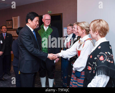 Oslo, Norvegia. Il 17 maggio 2019. Li Zhanshu, presidente del comitato permanente del Congresso nazionale del popolo (ANP), si incontra con i funzionari locali dalla Norvegia sud-ovest della contea di Rogaland e la sua città meridionale di Stavanger, in Stavanger, Norvegia, 17 maggio 2019. La Cina del legislatore superiore Li Zhanshu pagato un funzionario gentile visita in Norvegia dal 15 maggio al 18, aspettandosi di promuovere lo sviluppo di legami Sino-Norwegian al cliente ulteriori progressi. Credito: Shen Hong/Xinhua/Alamy Live News Foto Stock