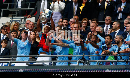 LONDON, Regno UINTED. 18 Maggio, 2019 Manchester City's Vincent Kompany con trofeo durante la finale di FA Cup match tra Manchester City e Watford allo stadio di Wembley, Londra il 18 maggio 2019 Azione di Credito Foto Sport FA Premier League e Football League immagini sono soggette a licenza DataCo solo uso editoriale nessun uso non autorizzato di audio, video, dati, calendari (al di fuori dell'UE), club/campionato loghi o 'live' servizi. Online in corrispondenza uso limitato a 45 immagini (+15 in tempo extra). Non utilizzare per emulare le immagini in movimento. Nessun uso in scommesse, giochi o un singolo giocatore/club/league pubblicazioni/servizi. Credi Foto Stock