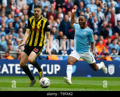 LONDON, Regno UINTED. 18 Maggio, 2019 Manchester City's Raheem Sterling durante la finale di FA Cup match tra Manchester City e Watford allo stadio di Wembley, Londra il 18 maggio 2019 Azione di Credito Foto Sport FA Premier League e Football League immagini sono soggette a licenza DataCo solo uso editoriale nessun uso non autorizzato di audio, video, dati, calendari (al di fuori dell'UE), club/campionato loghi o 'live' servizi. Online in corrispondenza uso limitato a 45 immagini (+15 in tempo extra). Non utilizzare per emulare le immagini in movimento. Nessun uso in scommesse, giochi o un singolo giocatore/club/league pubblicazioni/servizi. Credit: Azione Fo Foto Stock