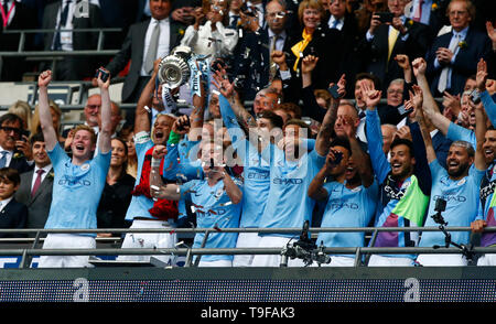 LONDON, Regno UINTED. 18 Maggio, 2019 Manchester City's Vincent Kompany con trofeo durante la finale di FA Cup match tra Manchester City e Watford allo stadio di Wembley, Londra il 18 maggio 2019 Azione di Credito Foto Sport FA Premier League e Football League immagini sono soggette a licenza DataCo solo uso editoriale nessun uso non autorizzato di audio, video, dati, calendari (al di fuori dell'UE), club/campionato loghi o 'live' servizi. Online in corrispondenza uso limitato a 45 immagini (+15 in tempo extra). Non utilizzare per emulare le immagini in movimento. Nessun uso in scommesse, giochi o un singolo giocatore/club/league pubblicazioni/servizi. Credi Foto Stock