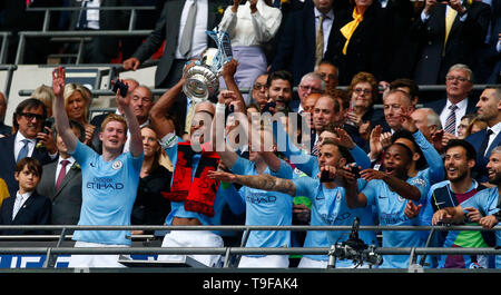 LONDON, Regno UINTED. 18 Maggio, 2019 Manchester City's Vincent Kompany con trofeo durante la finale di FA Cup match tra Manchester City e Watford allo stadio di Wembley, Londra il 18 maggio 2019 Azione di Credito Foto Sport FA Premier League e Football League immagini sono soggette a licenza DataCo solo uso editoriale nessun uso non autorizzato di audio, video, dati, calendari (al di fuori dell'UE), club/campionato loghi o 'live' servizi. Online in corrispondenza uso limitato a 45 immagini (+15 in tempo extra). Non utilizzare per emulare le immagini in movimento. Nessun uso in scommesse, giochi o un singolo giocatore/club/league pubblicazioni/servizi. Credi Foto Stock