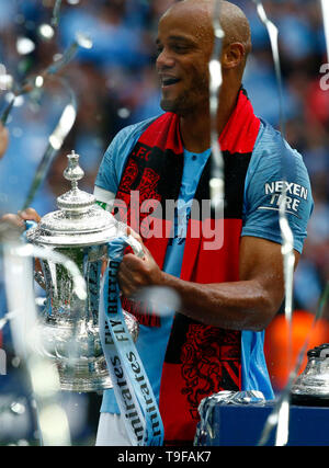LONDON, Regno UINTED. 18 Maggio, 2019 Manchester City's Vincent Kompany con trofeo durante la finale di FA Cup match tra Manchester City e Watford allo stadio di Wembley, Londra il 18 maggio 2019 Azione di Credito Foto Sport FA Premier League e Football League immagini sono soggette a licenza DataCo solo uso editoriale nessun uso non autorizzato di audio, video, dati, calendari (al di fuori dell'UE), club/campionato loghi o 'live' servizi. Online in corrispondenza uso limitato a 45 immagini (+15 in tempo extra). Non utilizzare per emulare le immagini in movimento. Nessun uso in scommesse, giochi o un singolo giocatore/club/league pubblicazioni/servizi. Credi Foto Stock