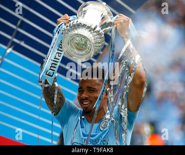 LONDON, Regno UINTED. 18 Maggio, 2019 Manchester City's Gabriel Gesù con trofeo durante la finale di FA Cup match tra Manchester City e Watford allo stadio di Wembley, Londra il 18 maggio 2019 Azione di Credito Foto Sport FA Premier League e Football League immagini sono soggette a licenza DataCo solo uso editoriale nessun uso non autorizzato di audio, video, dati, calendari (al di fuori dell'UE), club/campionato loghi o 'live' servizi. Online in corrispondenza uso limitato a 45 immagini (+15 in tempo extra). Non utilizzare per emulare le immagini in movimento. Nessun uso in scommesse, giochi o un singolo giocatore/club/league pubblicazioni/servizi. Credito: Foto Stock