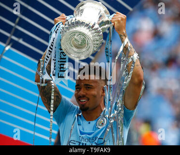 LONDON, Regno UINTED. 18 Maggio, 2019 Manchester City's Gabriel Gesù con trofeo durante la finale di FA Cup match tra Manchester City e Watford allo stadio di Wembley, Londra il 18 maggio 2019 Azione di Credito Foto Sport FA Premier League e Football League immagini sono soggette a licenza DataCo solo uso editoriale nessun uso non autorizzato di audio, video, dati, calendari (al di fuori dell'UE), club/campionato loghi o 'live' servizi. Online in corrispondenza uso limitato a 45 immagini (+15 in tempo extra). Non utilizzare per emulare le immagini in movimento. Nessun uso in scommesse, giochi o un singolo giocatore/club/league pubblicazioni/servizi. Credito: Foto Stock