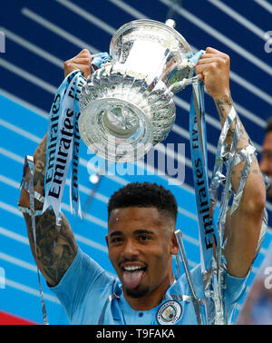 LONDON, Regno UINTED. 18 Maggio, 2019 Manchester City's Gabriel Gesù con trofeo durante la finale di FA Cup match tra Manchester City e Watford allo stadio di Wembley, Londra il 18 maggio 2019 Azione di Credito Foto Sport FA Premier League e Football League immagini sono soggette a licenza DataCo solo uso editoriale nessun uso non autorizzato di audio, video, dati, calendari (al di fuori dell'UE), club/campionato loghi o 'live' servizi. Online in corrispondenza uso limitato a 45 immagini (+15 in tempo extra). Non utilizzare per emulare le immagini in movimento. Nessun uso in scommesse, giochi o un singolo giocatore/club/league pubblicazioni/servizi. Credito: Foto Stock