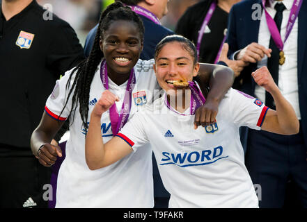 Groupama Arena, Budapest, Ungheria. 18 Maggio, 2019. La UEFA Womens Champions League, Lione rispetto a Barcellona; Griedge M'Bock Bathy di Lione e Selma Bacha di Lione celebrano la loro vittoria Credit: Azione Plus sport/Alamy Live News Foto Stock