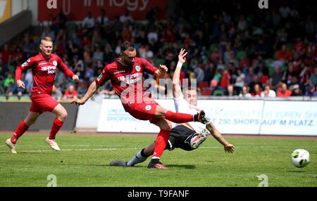 Oberhausen, Deutschland. 18 Maggio, 2019. firo: 18.05.2019 Calcio, Regionalliga Ovest, stagione 2018/2019 Rot-Weiss Oberhausen - SC Verl Cihan vÃžzkara (# 11, Rot-Weiss Oberhausen) goalschuvu, | Utilizzo di credito in tutto il mondo: dpa/Alamy Live News Foto Stock