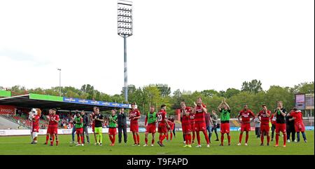 Oberhausen, Deutschland. 18 Maggio, 2019. firo: 18.05.2019 Calcio, Regionalliga Ovest, stagione 2018/2019 Rot-Weiss Oberhausen - SC Verl la squadra da RWO grazie per i tifosi' sostenitori. Purtroppo non è stato sufficiente per la salita. | Utilizzo di credito in tutto il mondo: dpa/Alamy Live News Foto Stock