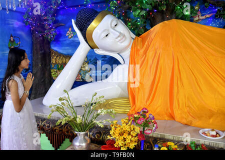 Dacca. 18 Maggio, 2019. Una ragazza prega davanti a una grande statua di Budda durante "Buddha Purnima' celebrazione a Dhaka, nel Bangladesh, il 18 maggio 2019. I buddisti in Bangladesh il sabato ha celebrato "Buddha Purnima', che segna Gautama Buddha la nascita, l'illuminazione e la morte. Credito: Xinhua/Alamy Live News Foto Stock