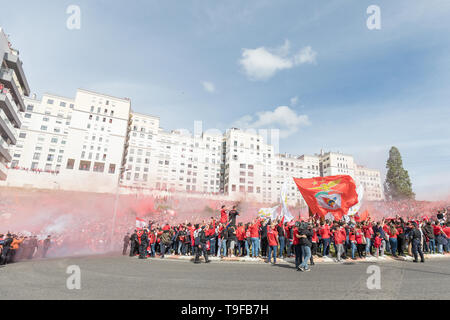 Maggio 18, 2019. Lisbona, Portogallo. Benfica sostenitori allegria come la squadra arriva allo stadio, per l'ultima partita del campionato © Alexandre de Sousa/Alamy Live News Foto Stock