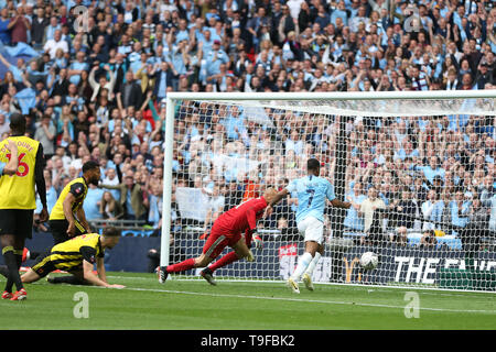 Heurelho Gomes , il Watford portiere è battuto come Raheem Sterling del Manchester City segna un punto. Emirati finale di FA Cup, Manchester City v Watford allo Stadio di Wembley a Londra il sabato 18 maggio 2019. Questa immagine può essere utilizzata solo per scopi editoriali. Solo uso editoriale, è richiesta una licenza per uso commerciale. Nessun uso in scommesse, giochi o un singolo giocatore/club/league pubblicazioni . pic da Andrew Orchard/Andrew Orchard fotografia sportiva/Alamy Live news Foto Stock