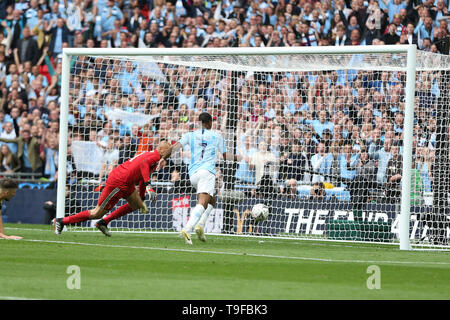 Heurelho Gomes , il Watford portiere è battuto come Raheem Sterling del Manchester City segna un punto. Emirati finale di FA Cup, Manchester City v Watford allo Stadio di Wembley a Londra il sabato 18 maggio 2019. Questa immagine può essere utilizzata solo per scopi editoriali. Solo uso editoriale, è richiesta una licenza per uso commerciale. Nessun uso in scommesse, giochi o un singolo giocatore/club/league pubblicazioni . pic da Andrew Orchard/Andrew Orchard fotografia sportiva/Alamy Live news Foto Stock